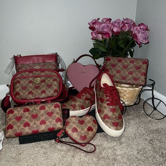 Coach wallet hearts print Valentine’s edition 2022 - Picture 10 of 12